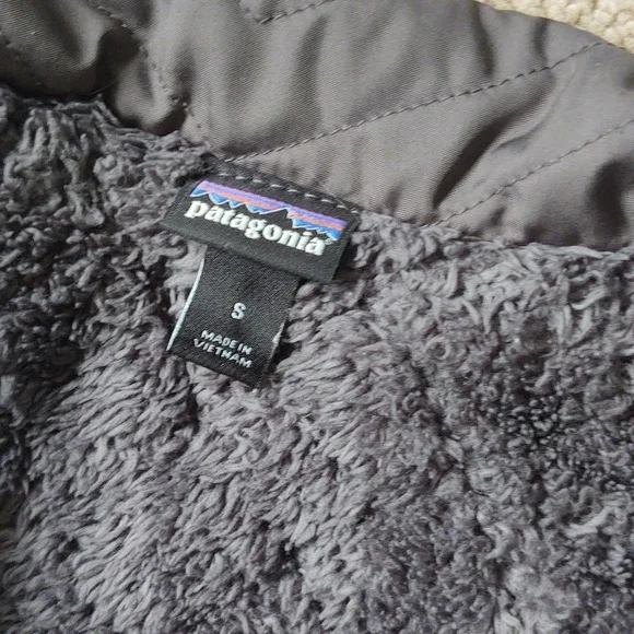 GUC Patagonia grey quilted jacket with faux fur lining. - Picture 2 of 7